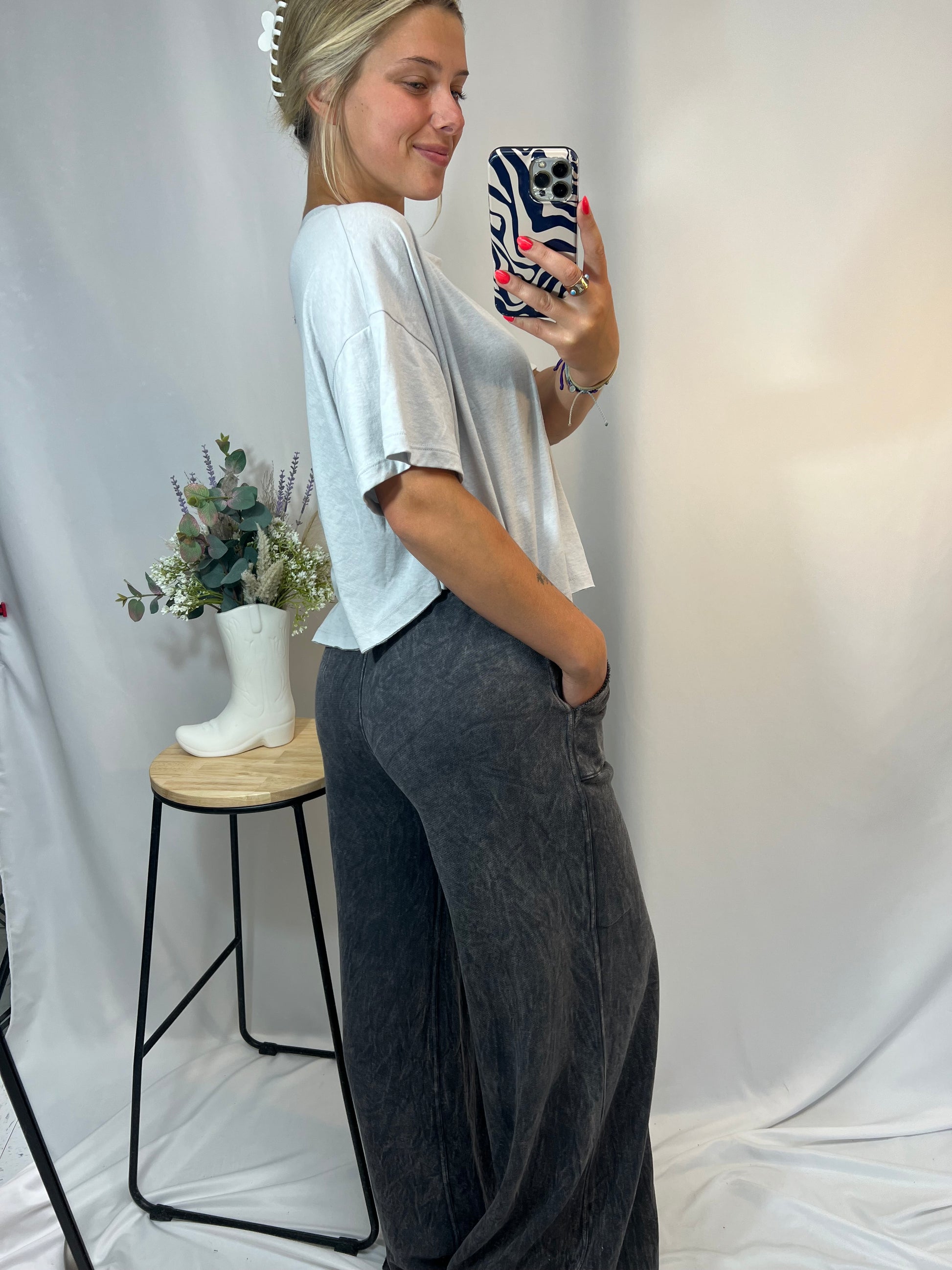 Comfy oversized charcoal lounge pants paired with boxy crop tee – perfect for chill days or errands